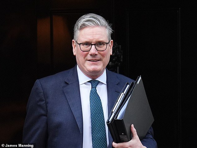 ¡A la defensiva! El Ministerio de Defensa publica vídeos de la RAF derribando drones iraníes “para defender a los británicos” y envía portaaviones al Mediterráneo después de que Starmer fuera golpeado por las críticas de Trump por su preocupación.