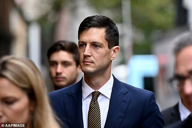 El político Rory Amon admite haber tenido relaciones sexuales con un niño de 13 años en un “baño sucio y escondido del parque”, mientras enfrenta cargos de violación y el jurado escucha su declaración.