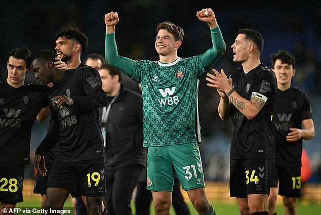 Leeds United 0-1 Sunderland: el portero de los Black Cats, Melker Ellborg, puede disfrutar de su debut mientras los visitantes utilizan la agresión y una retaguardia tenaz para asegurar una victoria y alcanzar la marca de los 40 puntos.