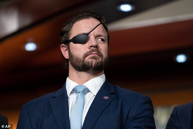 El héroe de guerra Dan Crenshaw, rechazado por Trump, es derrocado en el amargo sabor de la venganza MAGA