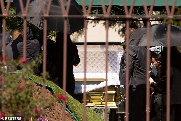 Líder del cartel “El Mencho” fue enterrado en un ataúd de oro luego de que su muerte causara caos en México