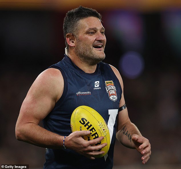 Mira el momento en que la leyenda del fútbol Brendan Fevola cae al suelo porque tiene un problema de salud MUY doloroso en la radio en vivo