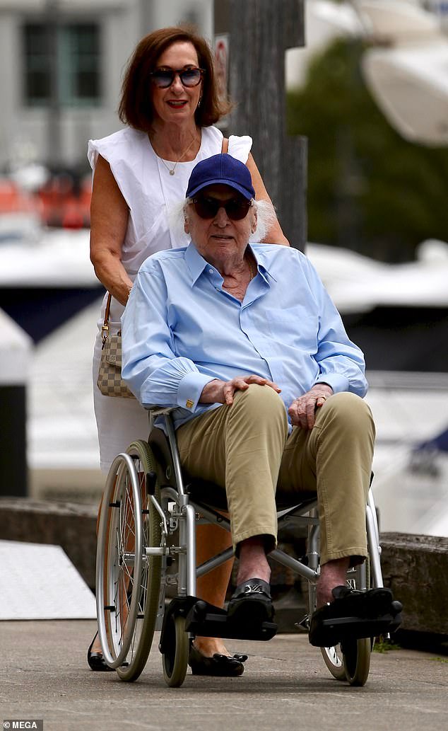 El conmovedor regalo final de John Laws a su siempre fiel asistente personal se revela en su testamento, mientras “Golden Tonsils” garantiza que ella estará lista para toda la vida.