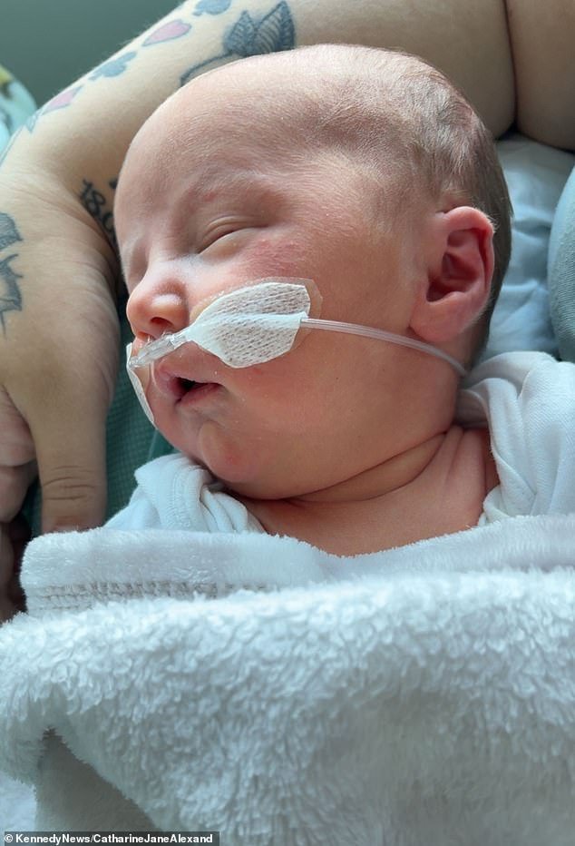 Niño recién nacido sufrió meses de agonía tras ser alimentado accidentalmente con TRES alimentos para bebés “tóxicos”