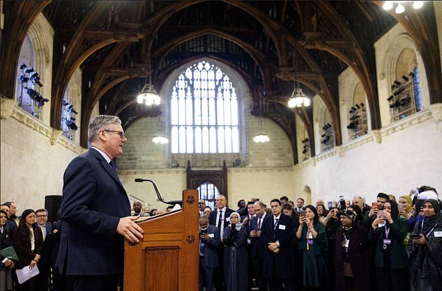 Keir Starmer desafía la burla de Trump de “no a Churchill” cuando les dice a los musulmanes que rompen el ayuno del Ramadán que Gran Bretaña “no está involucrada” en los ataques de Irán y habla de “justicia” en Gaza.