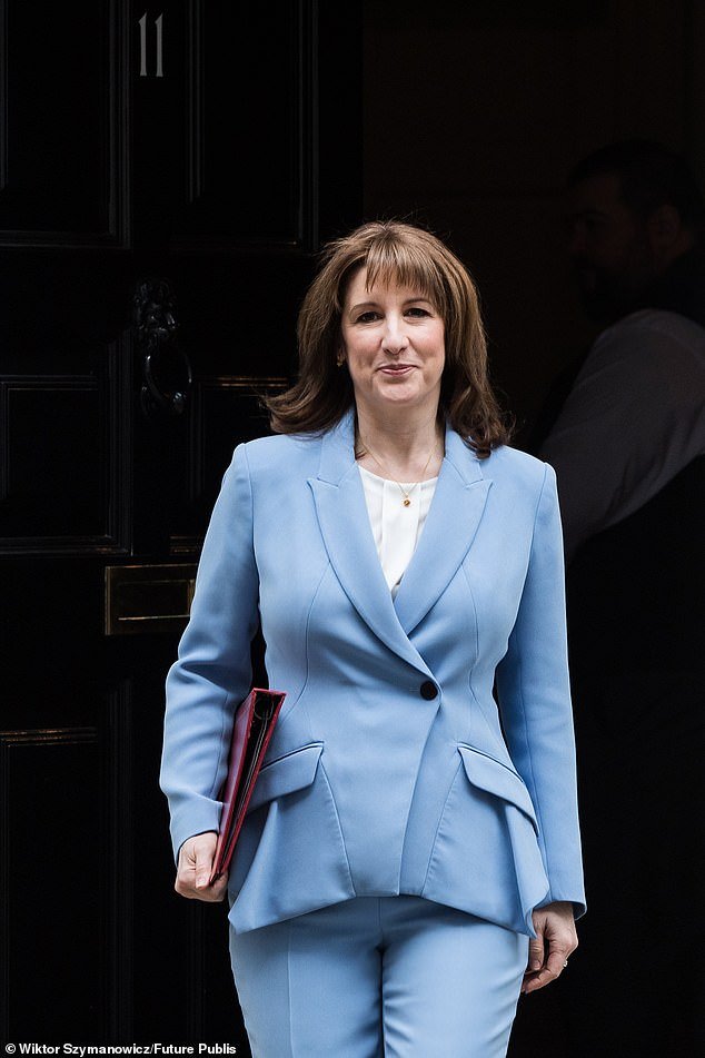 Rachel Reeves podría verse obligada a aumentar los impuestos OTRA VEZ a pesar de que la carga de advertencia de la OBR YA pesa sobre la economía, mientras la guerra en Medio Oriente amenaza con destruir su “margen de maniobra”.