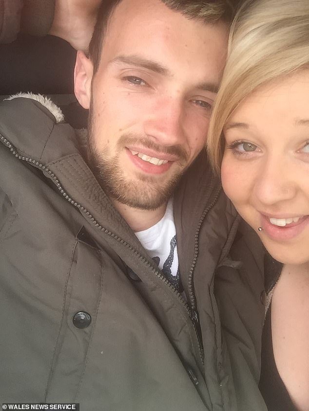 El conductor chocó contra una farola tras una carrera improvisada con otro coche, matando a su novia en un accidente a 140 km/h