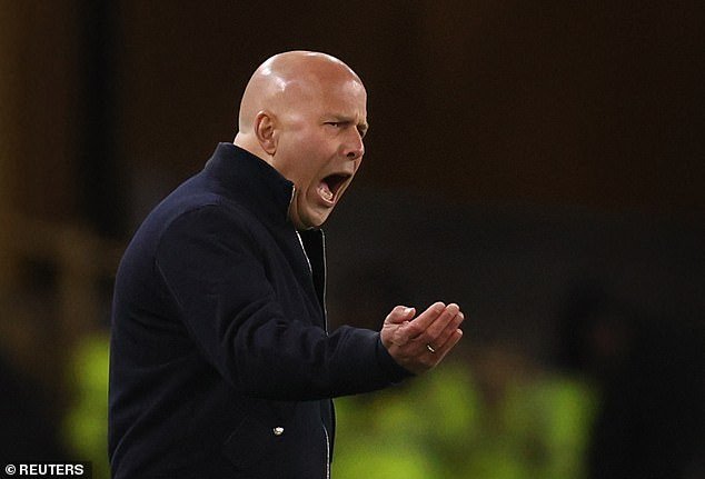 Revelado: Arne Slot, descontento, se disfraza a puerta cerrada frente a las estrellas del Liverpool batiendo récords por dejar entrar a los ganadores en el tiempo adicional