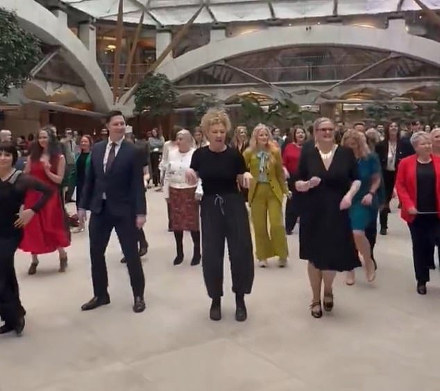 Cha-cha-cha-chaing mientras el Medio Oriente arde… ¡pero al menos obtienen un aumento! Ira mientras los parlamentarios BAILAN en el Parlamento mientras la crisis de Irán deja a Gran Bretaña al “borde de una tercera guerra mundial”.