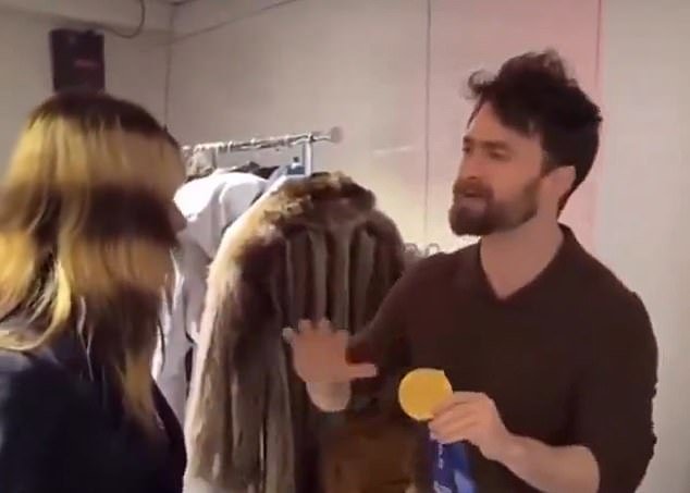 Momento en el que Daniel Radcliffe se niega a usar la medalla de oro olímpica de Alysa Liu después de volverse viral con la sensación del patinaje artístico