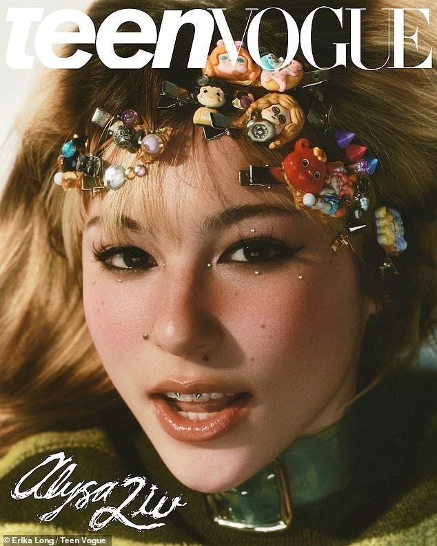 La estrella de los Juegos Olímpicos de Invierno de EE. UU., Alysa Liu, admite que está dispuesta a arriesgar su carrera de patinaje artístico por sus amigos mientras posa para Teen Vogue.