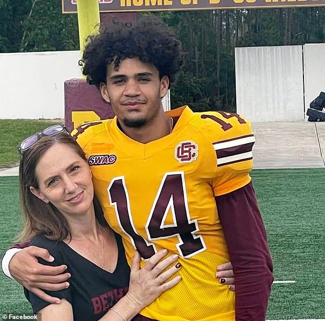 Los padres del trágico QB de Colorado, Dominiq Ponder, saludan al entrenador Deion Sanders mientras hablan por primera vez desde la muerte de su hijo: “No podría haberlo hecho sin él”.