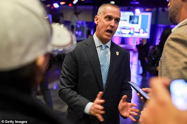 “El presunto amante de Kristi Noem, Corey Lewandowski, deja el DHS después de promover una cultura ‘vengangable’: ‘Se ha ido’. Está afuera”.