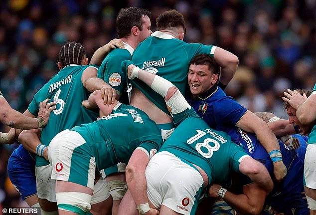 ‘Levantaron a Tadhg Furlong a un metro del suelo… eso envía un mensaje’: El plan quinquenal (y una noche de pizza) detrás del pulverizador scrum de Italia, que ahora tiene a Inglaterra en la mira