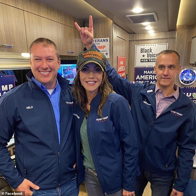 Corey Lewandowski se niega a decir si dejará el DHS y en cambio elogia el “tremendo éxito” de Trump tras derrocar a Noem.