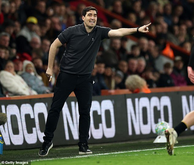 El técnico de la Premier League está considerando un nuevo acuerdo en un revés para los Spurs y Crystal Palace después de insistir en que está “muy contento” con el club actual.