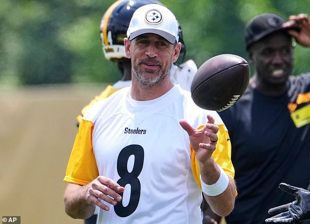 Aaron Rodgers da importantes pistas sobre su futuro en la NFL mientras reflexiona sobre regresar a los Steelers