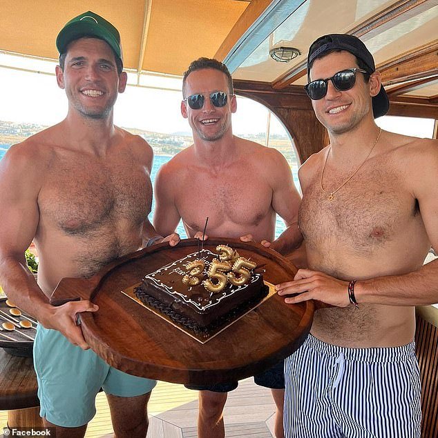 Giros explosivos entre los hermanos Alexander mientras conexiones repugnantes con Epstein emergen por primera vez en un nuevo tesoro de archivos