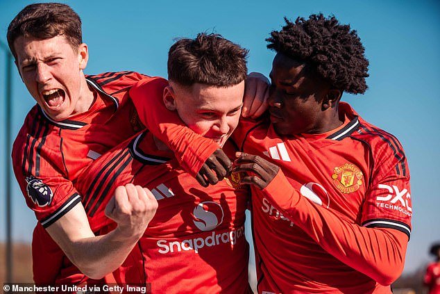 ¡Derribad el viejo bloque! El súper suplente Kai Rooney asegura un final helado para la sub-18 del Man United, y Sir Jim Ratcliffe observa desde las gradas.