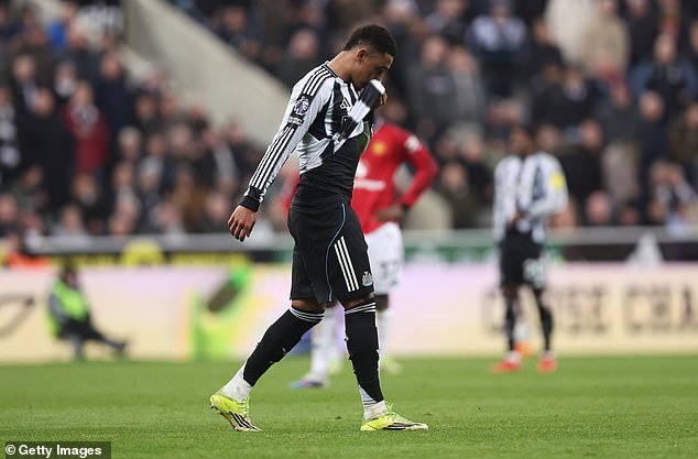 Gran controversia cuando la estrella de Newcastle es expulsada contra el Man United después de recibir la segunda tarjeta amarilla por BUCEO en una primera mitad caótica.