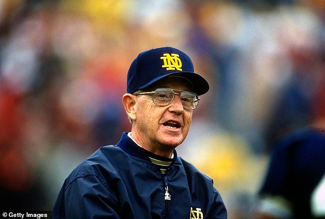 El popular entrenador de fútbol universitario Lou Holtz falleció a la edad de 89 años.