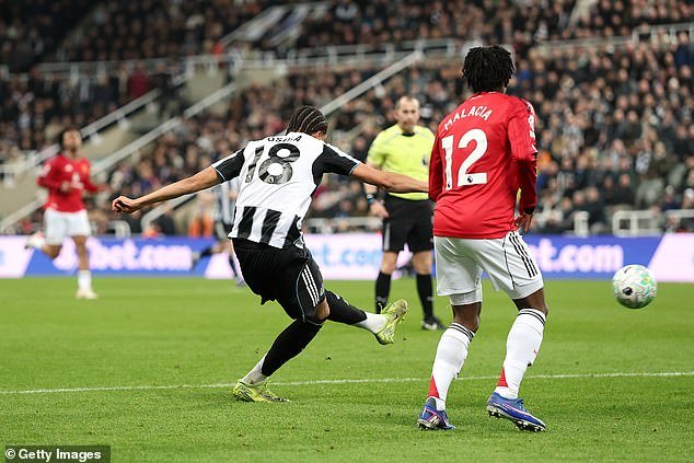 Newcastle 2-1 Man United: Toon se sacude la evidente injusticia para vencer a los lamentables Red Devils y poner fin a la racha invicta de Michael Carrick en un partido que muestra lo maravillosamente impredecible que sigue siendo el fútbol, escribe IAN LADYMAN