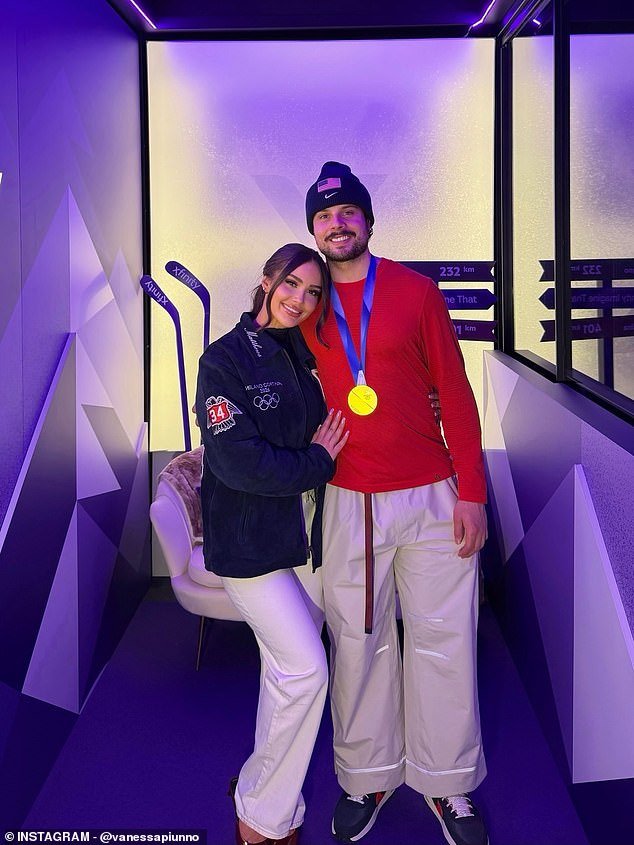 La estrella del hockey sobre hielo del equipo olímpico de invierno de Estados Unidos hace pública su nueva novia semanas después de ganar la medalla de oro.
