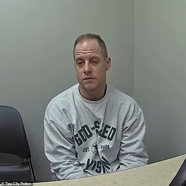 Los hijos del alumno de American Idol, Caleb Flynn, buscan una orden de restricción para proteger las finanzas de la familia mientras él va a prisión por supuestamente asesinar a su esposa.