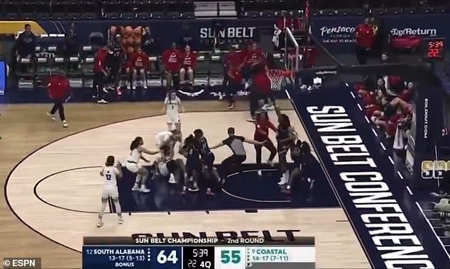 Una pelea salvaje en el baloncesto universitario femenino deja al árbitro herido y a ocho jugadoras expulsadas del torneo