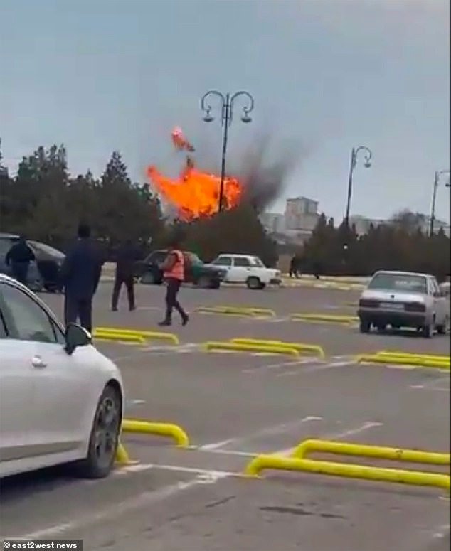 Otro país se ve arrastrado a la guerra cuando un dron ataca el aeropuerto internacional de Azerbaiyán a seis millas de la frontera iraní.