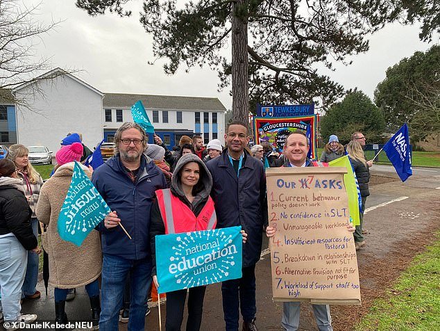 El personal de la escuela está en huelga por abusos “racistas y misóginos” por parte de estudiantes varones, dos años después de que un estudiante apuñalara a la maestra