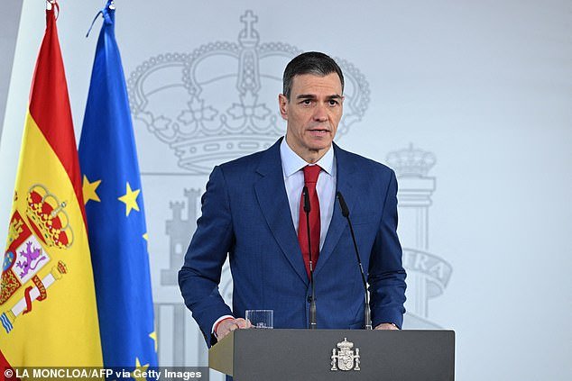 España niega las afirmaciones de la Casa Blanca de que cedió a la amenaza comercial de Trump y “acordó cooperar con el ejército estadounidense” mientras los europeos continúan retorciéndose las manos.