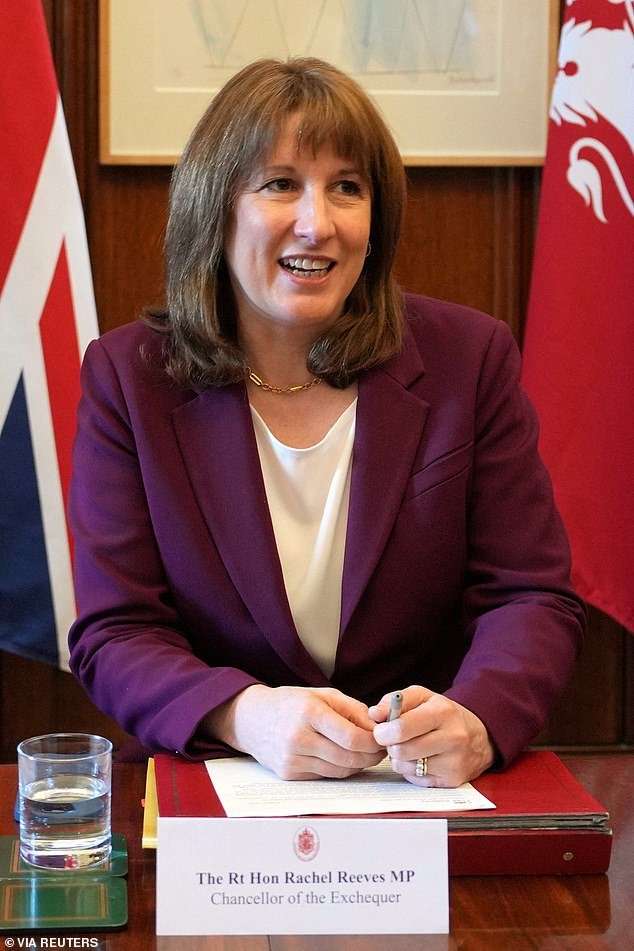 Los ministros se están “preparando para salvar a los británicos de las crecientes facturas de energía” mientras la crisis “a largo plazo” en Medio Oriente descarrila los planes de Rachel Reeves.