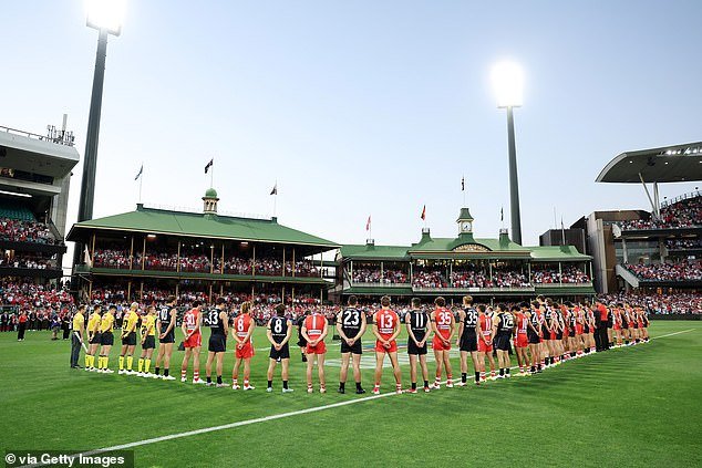 Escenas espeluznantes mientras el fútbol se reúne para recordar a las víctimas del tiroteo en Bondi antes del inicio de la temporada de la AFL