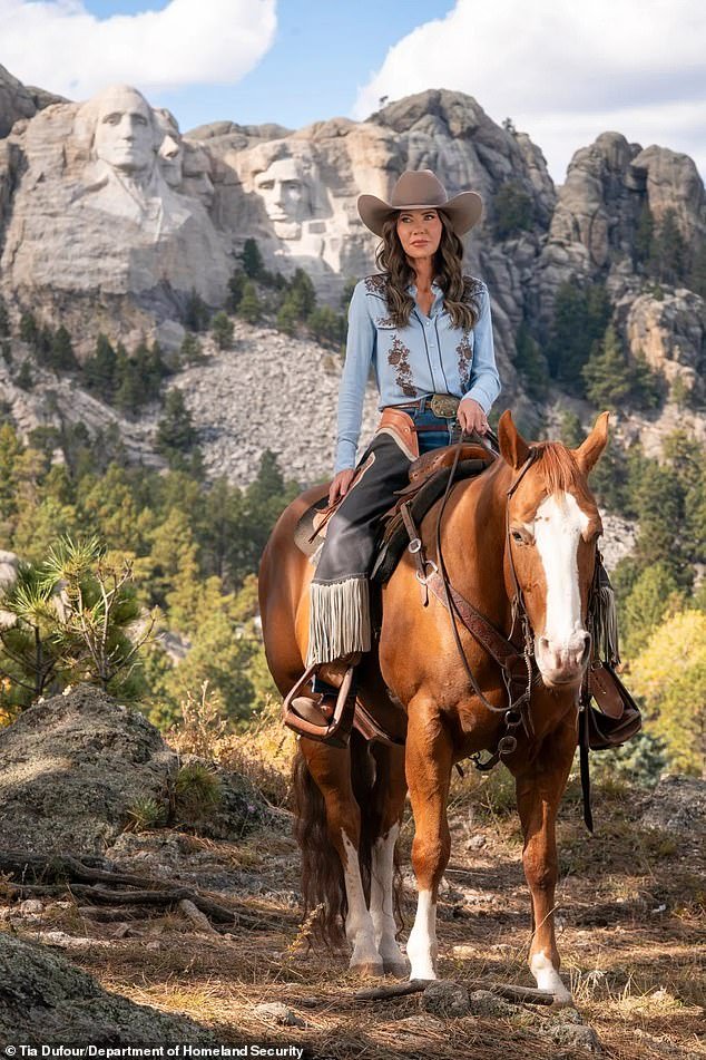 Trump ELIGE a Kristi Noem en la primera destitución de su gabinete después de una brutal pelea en el Capitolio