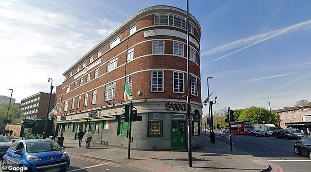 Fui víctima de un ladrón de teléfonos en Londres, excepto que el ladrón no llevaba pasamontañas ni andaba en bicicleta… estaba bien vestido, perfectamente arreglado y me atacó en un pub.