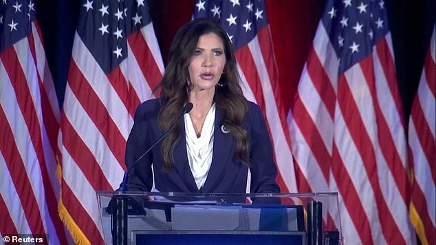 Un momento agonizante: Kristi Noem promueve los planes de Trump en el escenario minutos después de que él la despida