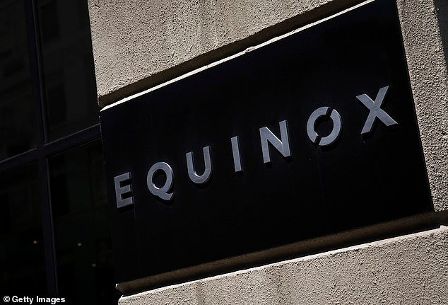 Lo que REALMENTE está sucediendo en algunas salas de vapor de Equinox: los conocedores de los gimnasios revelan indecencias de alto perfil… señales secretas con las toallas utilizadas por hombres casados aventureros… y clubes con vestuarios extremadamente “agresivos”