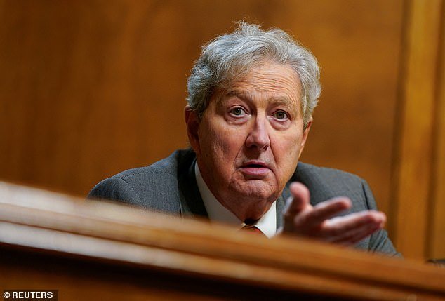 Las compuertas se abren ante la brutal caída de Kristi Noem cuando los republicanos se vuelven contra ella: ‘Loca como un avispón asesino’