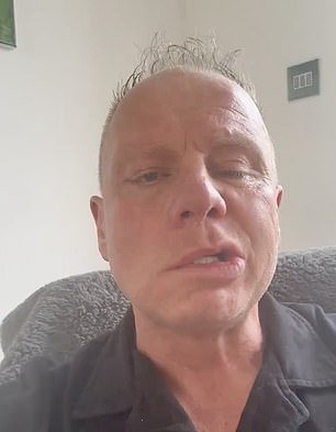 El ex capitán del Manchester City, de 55 años, revela que le han diagnosticado una enfermedad neurológica devastadora.