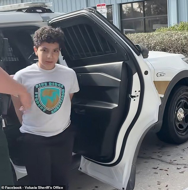 Momento impactante: un niño de 10 años esposado es detenido por la policía después de afirmar que amenazó con llevar armas a la escuela para matar a sus compañeros