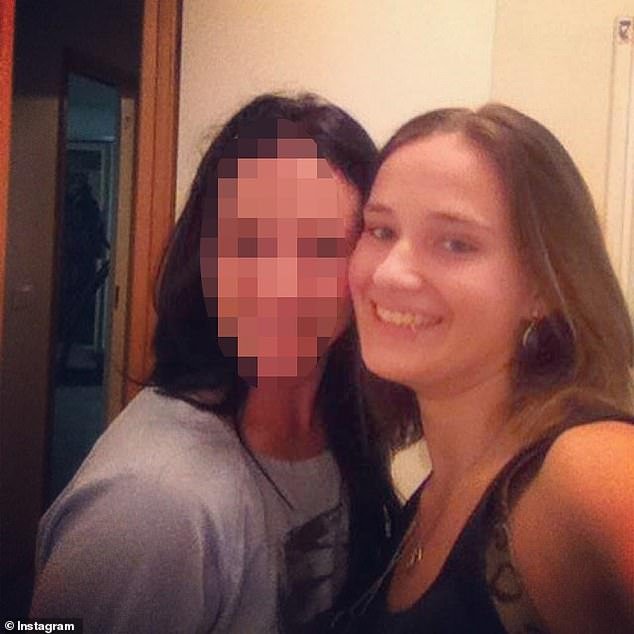 Las súplicas desesperadas de una madre angustiada después de encontrar el cuerpo sin vida de su bebé de nueve meses, mientras emergen nuevos detalles sombríos y se revela la identidad de la mujer arrestada por la tragedia.