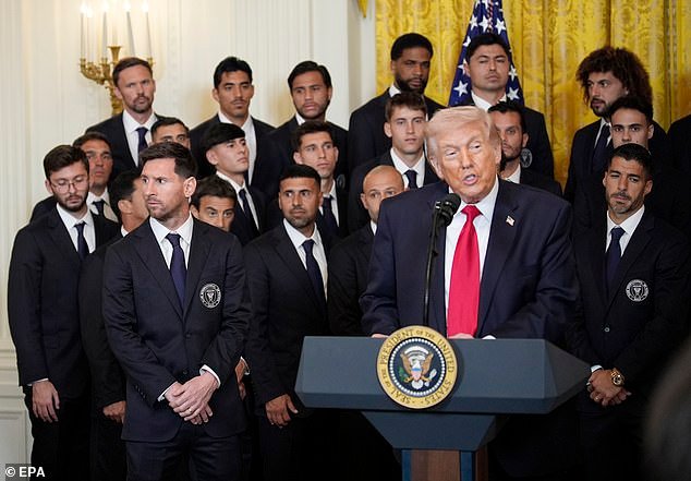El incómodo Lionel Messi observa cómo Trump menciona a Cristiano Ronaldo y la “destrucción de misiles iraníes” en la ceremonia en la Casa Blanca del Inter Miami.