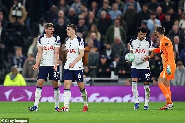 Tottenham 1-3 Crystal Palace: los Spurs realizan un tour de force de autodestrucción y se hunden más en la crisis del descenso, escribe MATT BARLOW – Igor Tudor ha hecho que los londinenses del norte sean aún más caóticos y sus días podrían estar contados