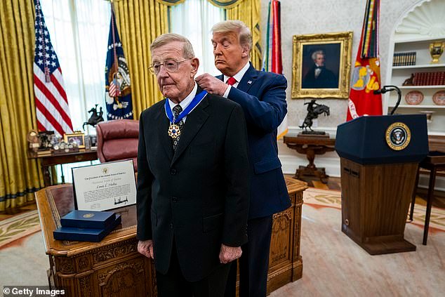 Lou Holtz recordó que Trump “se pronunció contra la locura de los demócratas” tras la muerte de la leyenda de Notre Dame