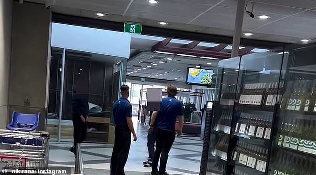 Escenas horribles en las que adolescentes atacan a trabajadores de Aldi y rompen puertas de cristal en Newcomb Central, Geelong