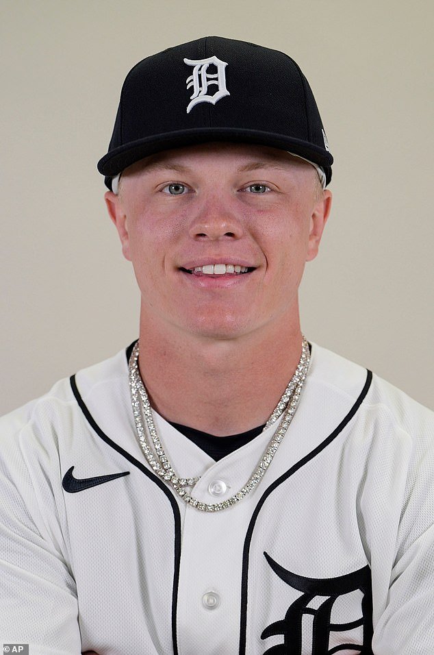 El principal prospecto de los Tigres, Max Clark, enfrenta críticas de los fanáticos por mostrar dinero en efectivo y relojes en el viaje del equipo al extranjero.