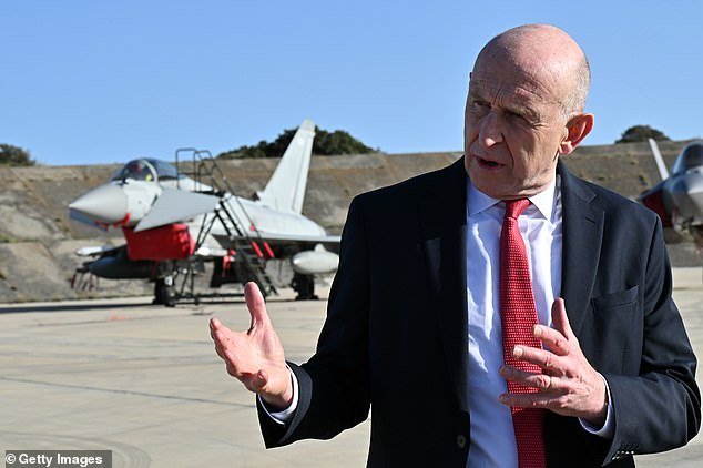 El buque de guerra británico TODAVÍA no ha zarpado hacia su base en Chipre y puede que no llegue hasta dentro de “unas semanas”, admite el secretario de Defensa, John Healey, a medida que se profundiza la humillación de Gran Bretaña.