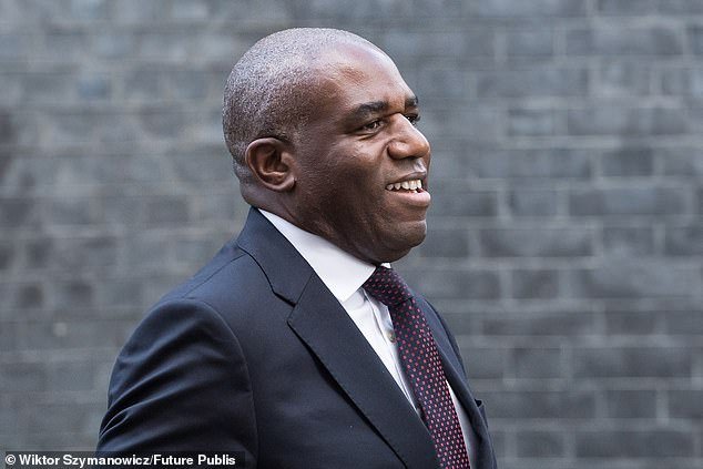 David Lammy elude la pregunta de si el Gabinete estaba dividido sobre la participación en los ataques de Trump a Irán mientras presiona para que se investigue quién filtró detalles de la reunión de seguridad nacional.