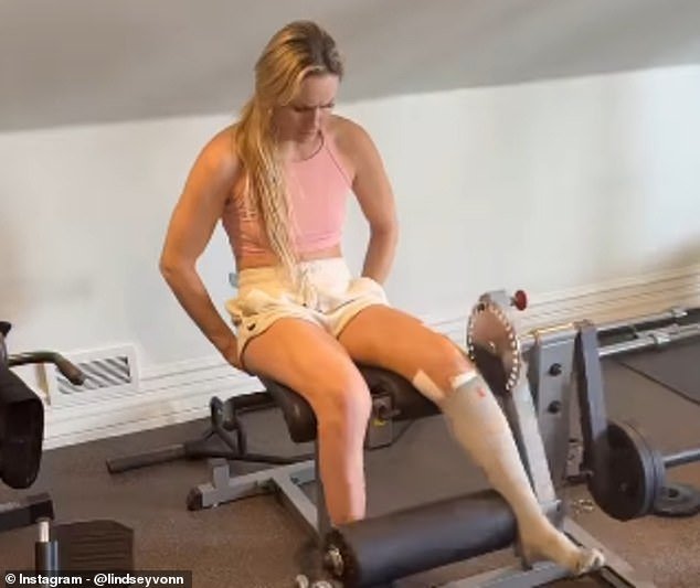Menos de un mes después de que los médicos casi tuvieron que amputarle la pierna al héroe del esquí estadounidense, Lindsey Vonn ya no está en su silla de ruedas y entrena.